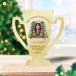 Ugly Sweater Gewinner Gold 1. Platz Trophäe Freistehende Fotoskulptur<br><div class="desc">Ein perfektes Geschenk für den 1. Platz Gewinner für Ihren Ugly Christmas Sweater Wettbewerb und Party,  eine Goldtrophäe. Glatter goldener metallischer Hintergrund mit einem farbenfrohen Nutcracker Pullover in der Mitte,  oben kurviger Text "Ugly Christmas Sweater Winner" und unten mit einer Jahresvorlage ganz unten "First Place Winner!".</div>