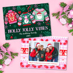 Ugly Sweaters mit Santa, Rentier & Snowmen Foto Feiertagskarte<br><div class="desc">Dieses kitschig hässliche Pullover-Design bietet drei Springer mit dem Weihnachtsmann, Rentier und Schneemänner, umgeben von Heilig- und Beeren, Grün und Schneeflocken. Auf der Rückseite der Karte ist ein Imitat Strick hässlich Pullover-Design mit einem polaroiden Stil Rahmen und Raum, um Ihre eigenen Foto und kurze Nachricht hinzufügen. Sie können alle Details...</div>