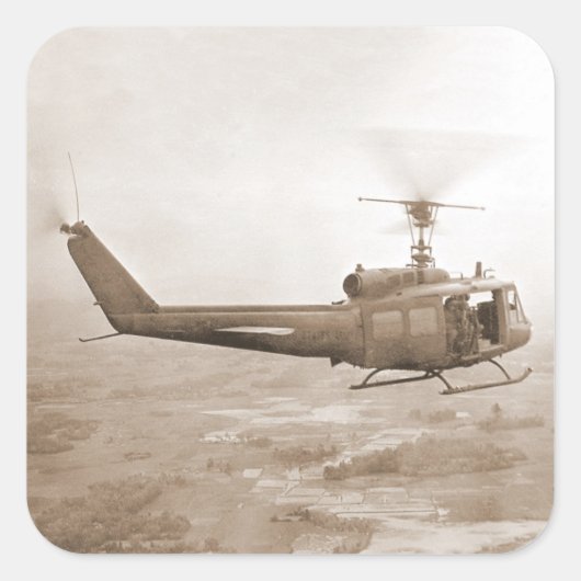 UH-1-Schlecken über Nam-Aufkleber Quadratischer Aufkleber (Vorderseite)