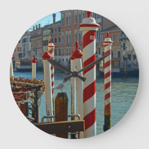 Uhr am Venedig-Kanal