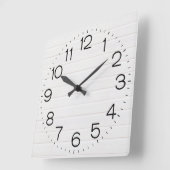 Uhr an der Wand aus weißem Holz (Winkel)