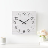 Uhr an der Wand aus weißem Holz (Zuhause)