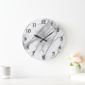 Uhr an der Wand aus weißem Marmor (Zuhause)