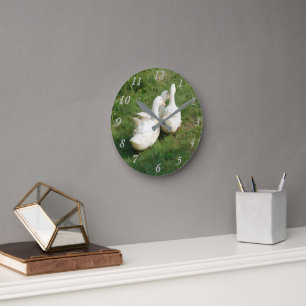 Uhr an der Wand der weißen Enten