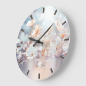 Uhr an der Wand der weißen Pfirsichblume (Winkel)