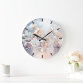 Uhr an der Wand der weißen Pfirsichblume (Zuhause)