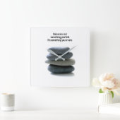 Uhr an der Wand des Balanceplatzes (Zuhause)