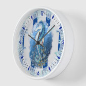 Uhr des blauen Seepferds an der Küste (Winkel)