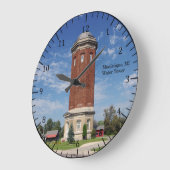 Uhr des Wasserturms von Manistique (Winkel)