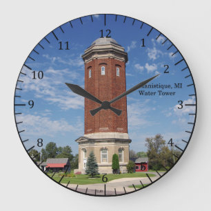 Uhr des Wasserturms von Manistique