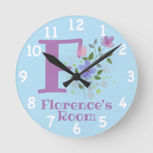Uhr in einem floralen Design mit Namen und Initial