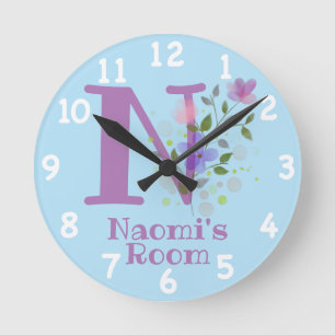 Uhr in einem floralen Design mit Namen und Initial