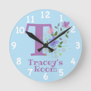 Uhr in einem floralen Design mit Namen und Initial