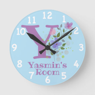 Uhr in einem floralen Design mit Namen und Initial