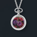 Uhr-Kette der mehrfarbigen Rose Armbanduhr<br><div class="desc">Eine Dame mehrfarbige Rose sehen sich die Kette an</div>