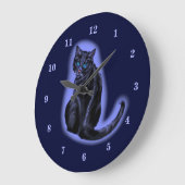 Uhr mit blauer Mit Augen schwarzer Katze in dunkle (Winkel)