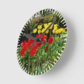 Uhr mit roten und gelben Tulpen (Winkel)