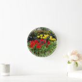 Uhr mit roten und gelben Tulpen (Zuhause)