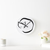 Uhr mit schlafender Katze in vier Reihen (Zuhause)