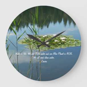 Uhr mit See und weißen Blume