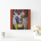 Uhr mit Weinflaschen in einem Eimer (Zuhause)