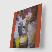 Uhr mit Weinflaschen in einem Eimer (Winkel)