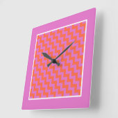 Uhr, Rosa, Magenta, Orange Chevrons Quadratische Wanduhr (Winkel)