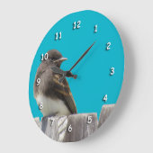 Uhr - Schwarzer und weißer Vogel auf Zaun (Winkel)