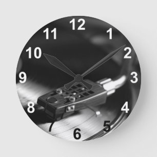 Uhr: Vinyl-Schallplatte auf einem Plattenspieler. Runde Wanduhr