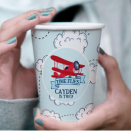 Uhrzeit Fliegt Flugzeug zum Geburtstag Pappbecher