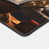 Uhu mit Sitzgelegenheit beim Lesen eines Buches Schreibtischunterlage (Ecke)