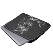 Uhu — von BurnsInHell Laptopschutzhülle (Vorne Knopf)