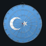 Uighurische Flagge Ostturkistans (Uighuristan) Dartscheibe<br><div class="desc">Dieses Design zeigt die Nationalflagge der Ersten Republik Ostturkestan, einer islamischen Republik, die 1933 gegründet wurde, die kurz gelebt und abtrünnig war. Die Fahne ist bekannt als Kökbayraq (К ө к б й р а Nachahmung), was "Himmelsflagge" oder "Blaue Flagge" bedeutet. Die Fahne hat einen weißen Halbmond (Wachsmond) auf hellblauem...</div>