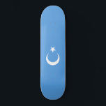 Uighurische Flagge Ostturkistans (Uighuristan) Skateboard<br><div class="desc">Dieses Design zeigt die Nationalflagge der Ersten Republik Ostturkestan, einer islamischen Republik, die 1933 gegründet wurde, die kurz gelebt und abtrünnig war. Die Fahne ist bekannt als Kökbayraq (К ө к б й р а Nachahmung), was "Himmelsflagge" oder "Blaue Flagge" bedeutet. Die Fahne hat einen weißen Halbmond (Wachsmond) auf hellblauem...</div>