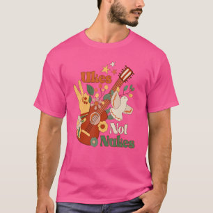 Ukes Not Nukes Groovy Ukulele Player Gitarre T-Shirt