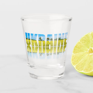 Ukraine-Etikett mit blauem Himmel und gelbem Feld Schnapsglas