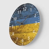 Ukraine Flag on Old Wood Grain Große Wanduhr (Winkel)