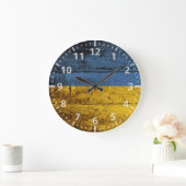 Ukraine Flag on Old Wood Grain Große Wanduhr (Zuhause)