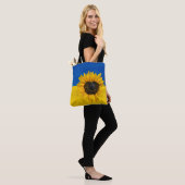 Ukraine-Flagge mit Herzsonnenblume Tasche (Am Model)