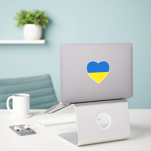 Ukraine Herz Aufkleber (Laptop auf Schreibtisch)