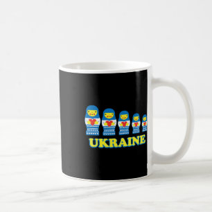 Ukraine Matrjoschka-Puppen halten Herzen Kaffeetasse