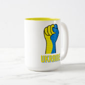 Ukraine trotziges Faustzeichen Zweifarbige Tasse (VorderseiteRechts)