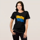 Ukrainian flag waving in the wind.  Tri-Blend shirt (Vorderseite voll)