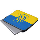 Ukrainian flag with coat of arms and custom text laptopschutzhülle (Vorne Knopf)