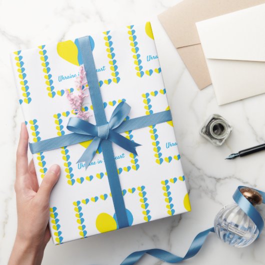 Ukrainische Flagge im Herzen einfaches Design Geschenkpapier (Schenken)