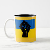 Ukrainische Flagge mit der schwarzen Faust Zweifarbige Tasse (Links)