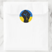 Ukrainische Flagge mit schwarzer Faust Runder Aufkleber (Tasche)