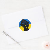 Ukrainische Flagge mit schwarzer Faust Runder Aufkleber (Umschlag)