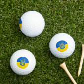 Ukrainische Flagge mit Wappen Golfball (Insitu Gras)