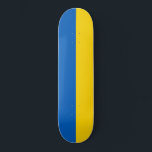 Ukrainische Flagge (Ukraine) Skateboard<br><div class="desc">Dieses Design zeigt die Nationalflagge der Ukraine, einem Land in Osteuropa. Die Ukraine grenzt im Osten und Nordosten an Russland, im Norden an Belarus, im Westen an Polen, die Slowakei und Ungarn und im Süden an Rumänien, Moldau und das Schwarze Meer. Die Ukraine ist nach Russland das zweitgrößte Land Europas....</div>